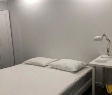 Room in a shared 6-bedroom flat for rent in Lisbon. - Photo 6