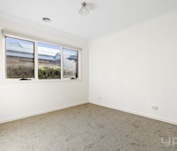 2/5 Glenluss Street, Werribee - Photo 5