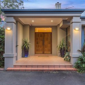 Large house with tennis court, swimming pool and unique lifestyle - Photo 3