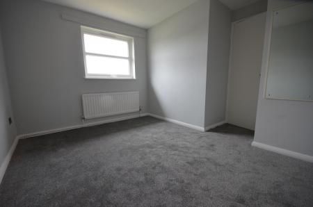 3 bedroom Semi-detached house To Let - Photo 2
