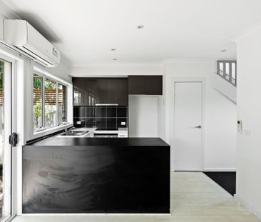 MODERN TOWNHOUSE, CENTRAL WERRIBEE - Photo 4