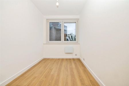 3 bedroom flat to rent - Photo 4