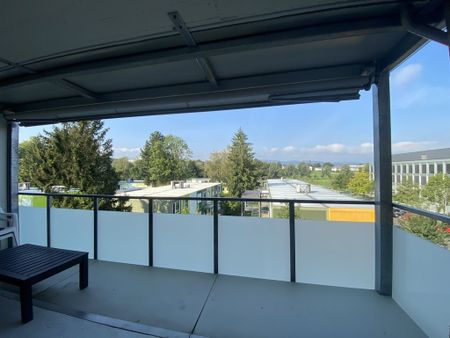 Zentral gelegene Wohnung mit grossem Balkon mit Aussicht - Photo 3
