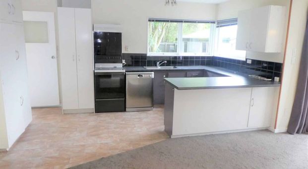 REDWOOD - 3 BEDROOM - DOUBLE GARAGE IN QUIET CUL DE SAC - Photo 1