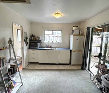 One bedroom studio unit with single garage - Photo 3
