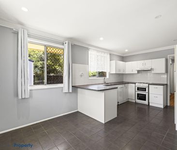 A beautifully renovated and generously sized 3-bedroom family home,... - Photo 5