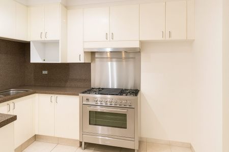 Modern, Spacious & Light-Filled Apartment in Prime Pyrmont Location - Photo 3