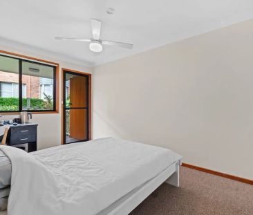 “Stylish & Spacious Townhouse in Prime Location” - Photo 3