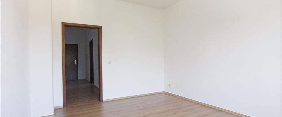 Frischer Glanz und Privatparkplatz am Haus! - Foto 1