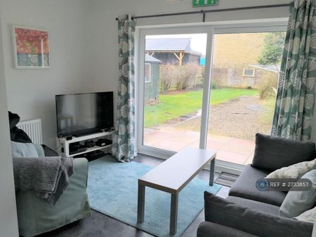 1 bedroom in a house share to rent - Photo 3