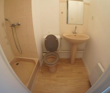 A LOUER STUDIO MEUBLE QUARTIER CATHO - Photo 5