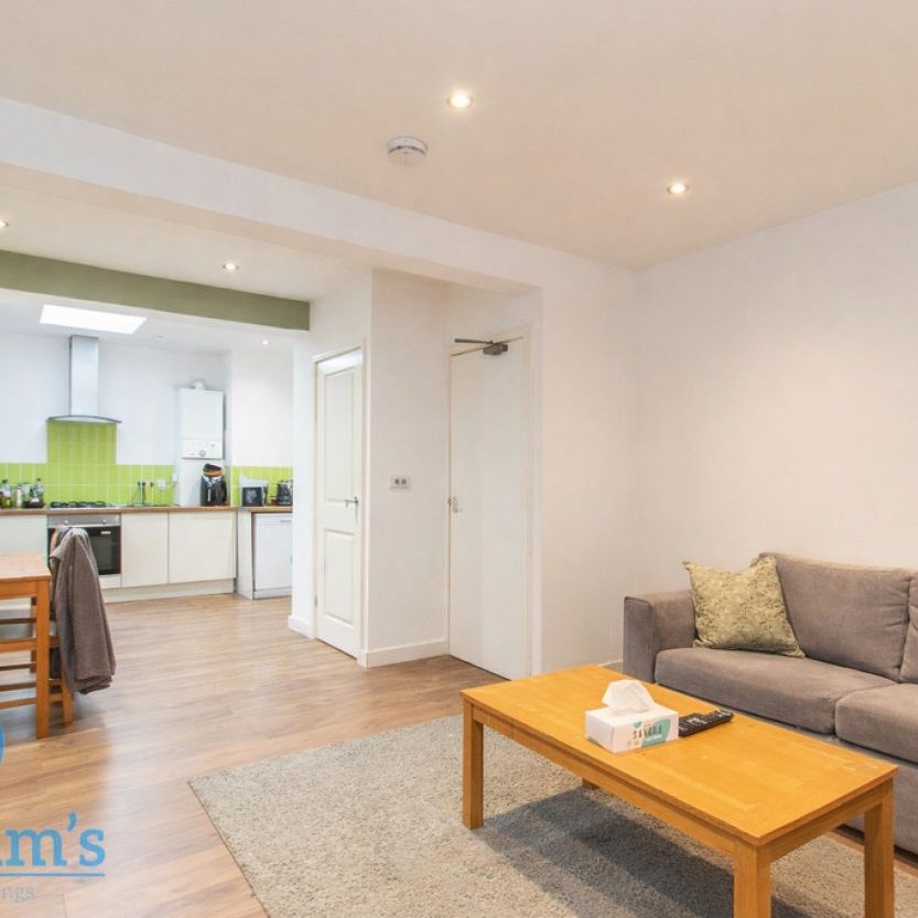 References Pending - 6 bed Semi-Detached House - Photo 1