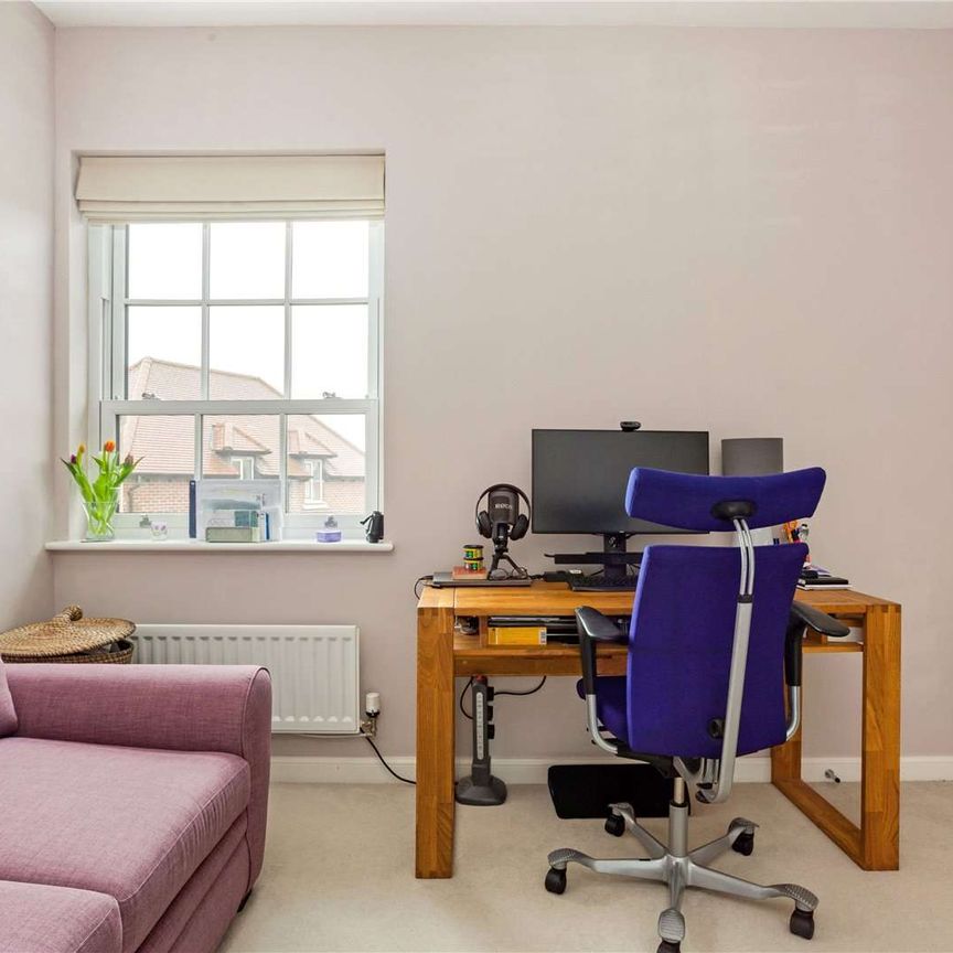 Beautiful top floor two bedroom apartment in Winchester Village. - Photo 1