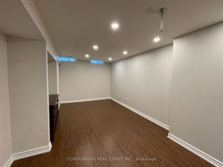 Townhouse For Lease | N8131680 - Photo 4