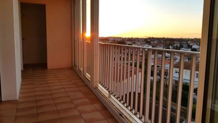 Location Appartement 4 pièces 92m² LA ROCHELLE 17000 - Photo 2