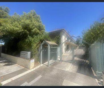 FIRST FLOOR LIGHT AND BRIGHT APARTMENT WITH SECURE ENTRY AND PARKING - Photo 5