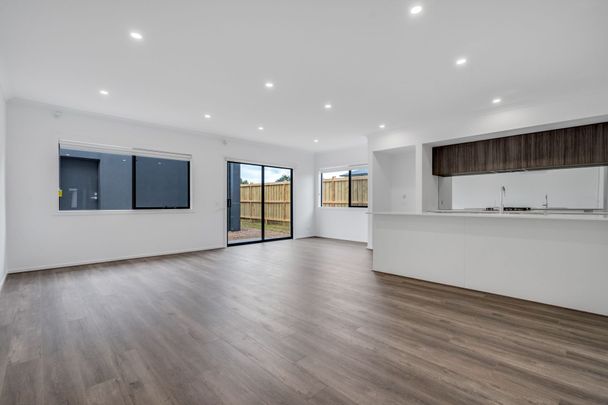 Family-Friendly 4-Bedroom Townhouse with Modern Amenities - Photo 1