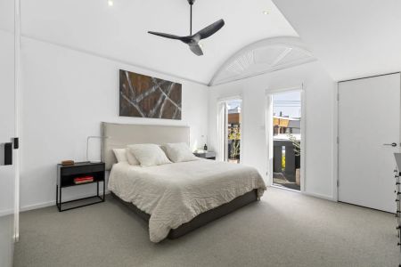 Spacious Double-Storey Townhouse in the Heart of Prahran - Photo 3