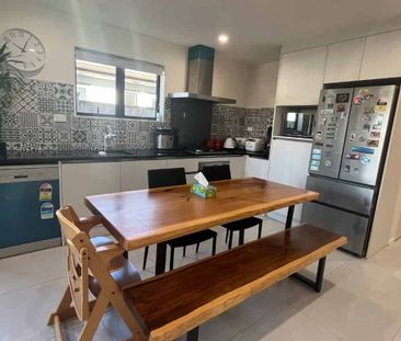 Spacious 3 Bedroom, 2 Bathroom Family Home in Prime Location - Photo 2