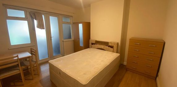 1 bedroom in a house share to rent - Photo 2