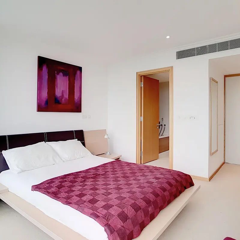 2 bedroom flat in London - Photo 1