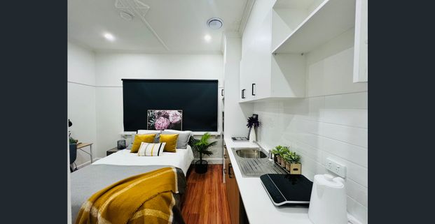 Furnished ROOM in perfect location! - Photo 1