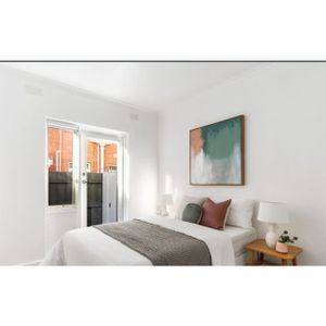 Neat & Contemporary Ground Floor Apartment! - Photo 2