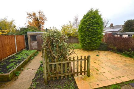 3 bedroom semi-detached bungalow to rent - Photo 5