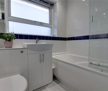 Roxburgh Close, Camberley, Surrey, GU15 - Photo 6