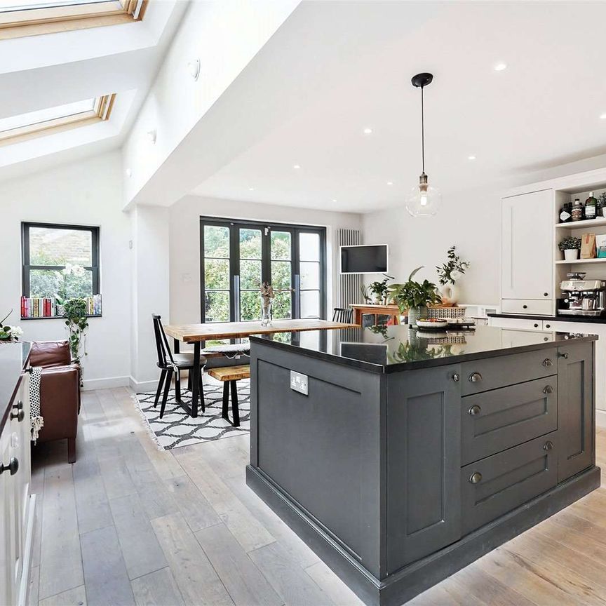A beautifully presented five bedroom family home on a popular road in Wandsworth. - Photo 1