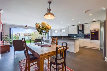 4 bedroom detached house to rent - Photo 5