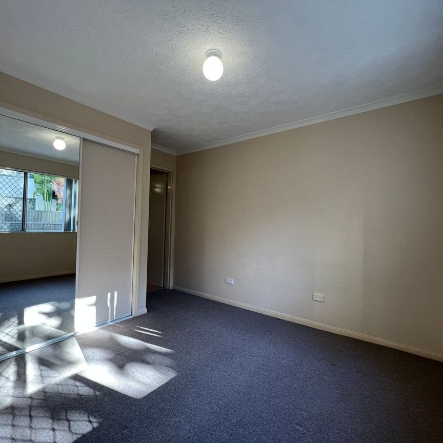 Ground Floor unit with air-con in great position! - Photo 1