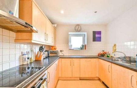 A well appointed three double bedroom property situated on the third floor of this portered, water side development located within a stones throw of Limehouse British Rail station and DLR. - Photo 3