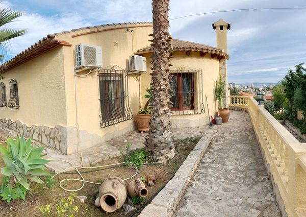 Villa for rent with 3 bedrooms and pool in Calpe for the winter season.