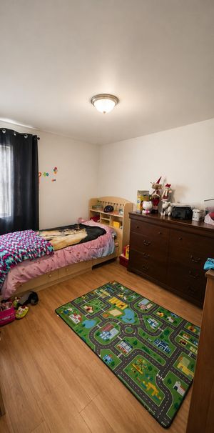4 1/2 - Photo 1
