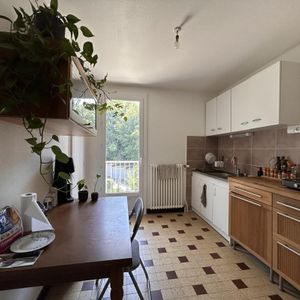 Location Appartement 4 pièces 72m² JACOB BELLECOMBETTE 73000 - Photo 2