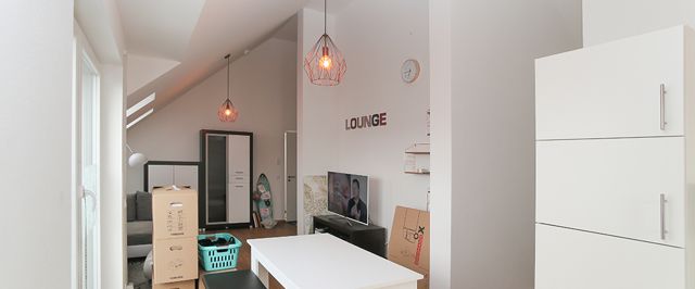 Tolle Dachgeschosswohnung mit Einbauküche und Terrasse - Photo 1