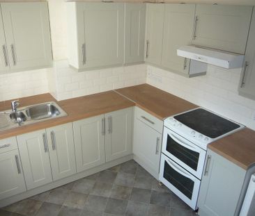 3 bedroom semi-detached house to rent - Photo 5