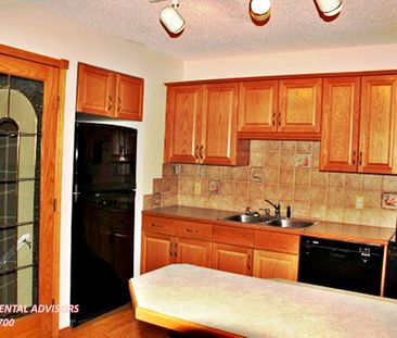COZY 3 BED, 2.5 BATH, TOWNHOUSE WITH FINISHED BSMT & OUTDOOR PARKIN... - Photo 5