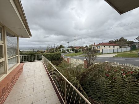 Feel at home, Living Here! - Photo 2