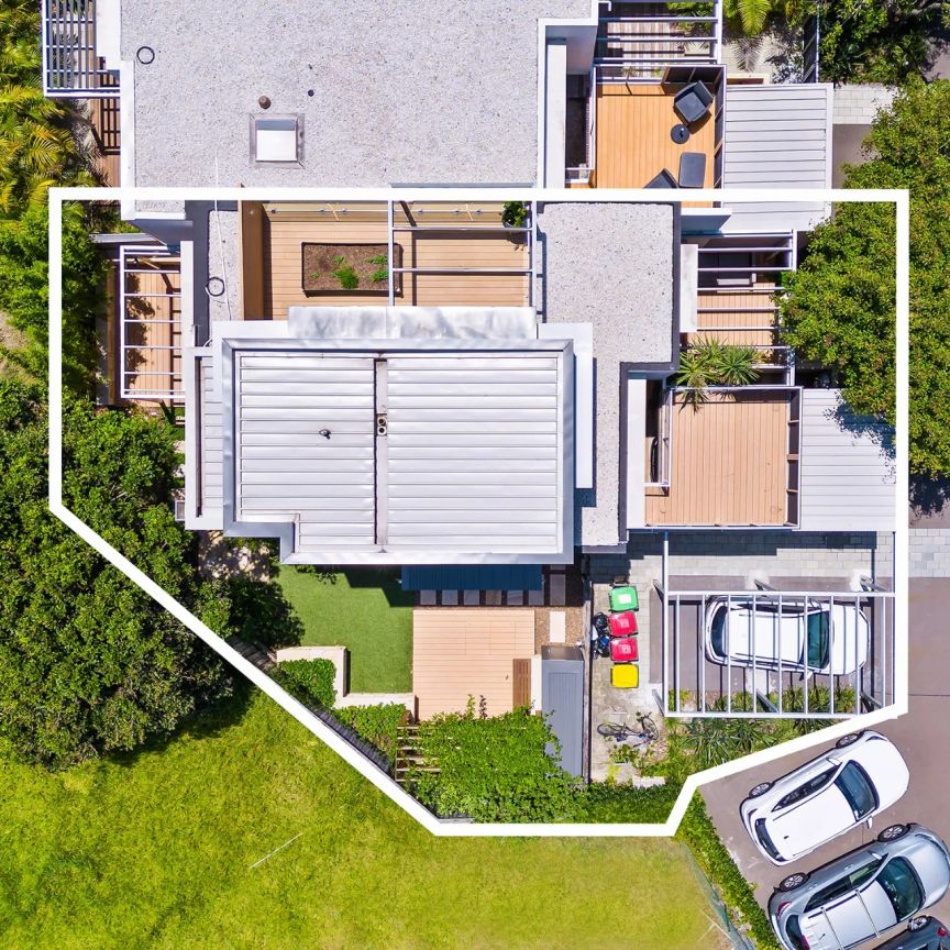 Luxury Reimagined: Three-Level Coastal Masterpiece - 250 Metres from Maroubra Beach - Photo 1