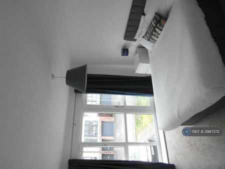4 bedroom semi-detached house to rent - Photo 4