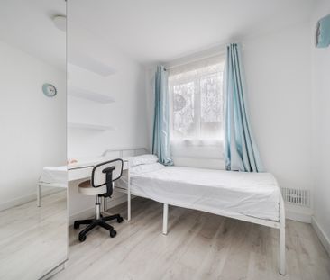 Holmcroft, Crawley - Photo 4