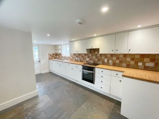 A stunning, detached, thatched house nestled within the West Dean Estate, with versatile and flexible accommodation - Photo 1