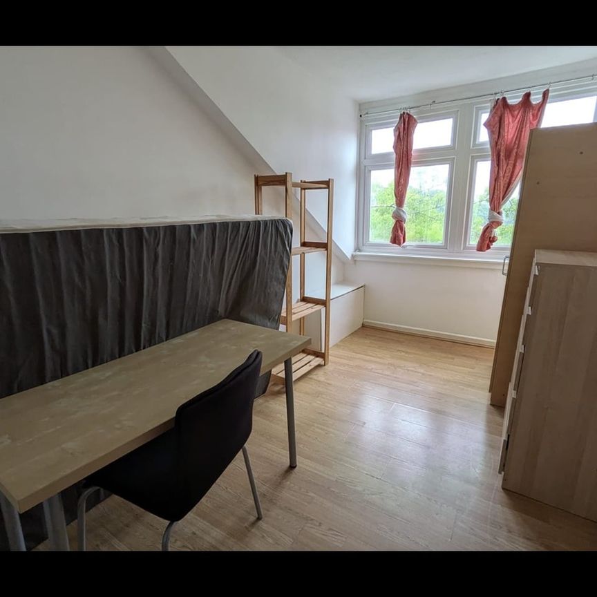 2 Bed Flat, Portswood Road, SO17 - Photo 1