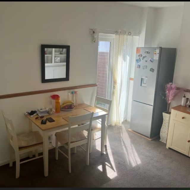 Room in a Shared House, Priory Road, CR0 - Photo 1