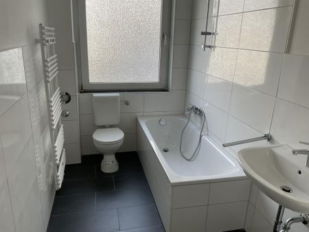 Schicke 2-Zimmer-Wohnung mit neuem Laminatboden in Hagen Zentrum! - Photo 3