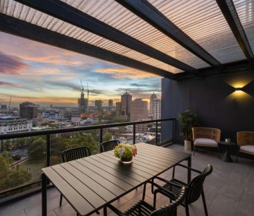 Inner-City Sub-Penthouse with Sweeping District Views - Photo 4