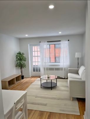 Unité d’une chambre récemment rénovée, offerte en location semi-meublée ! - Photo 1