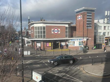 Queens Parade, Brownlow Road, Bounds Green, N11 - Photo 2